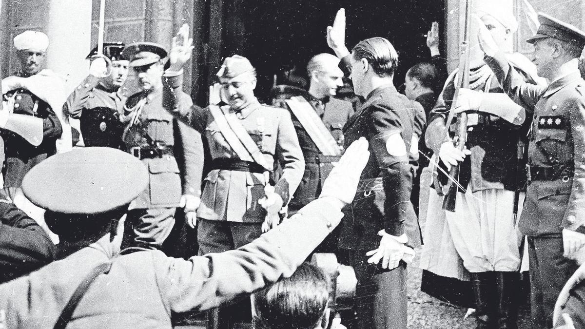 Franco saluda a lasalida del cuartel general en Burgos durante la Guerra Civil, el 10 de octubre de 1938.