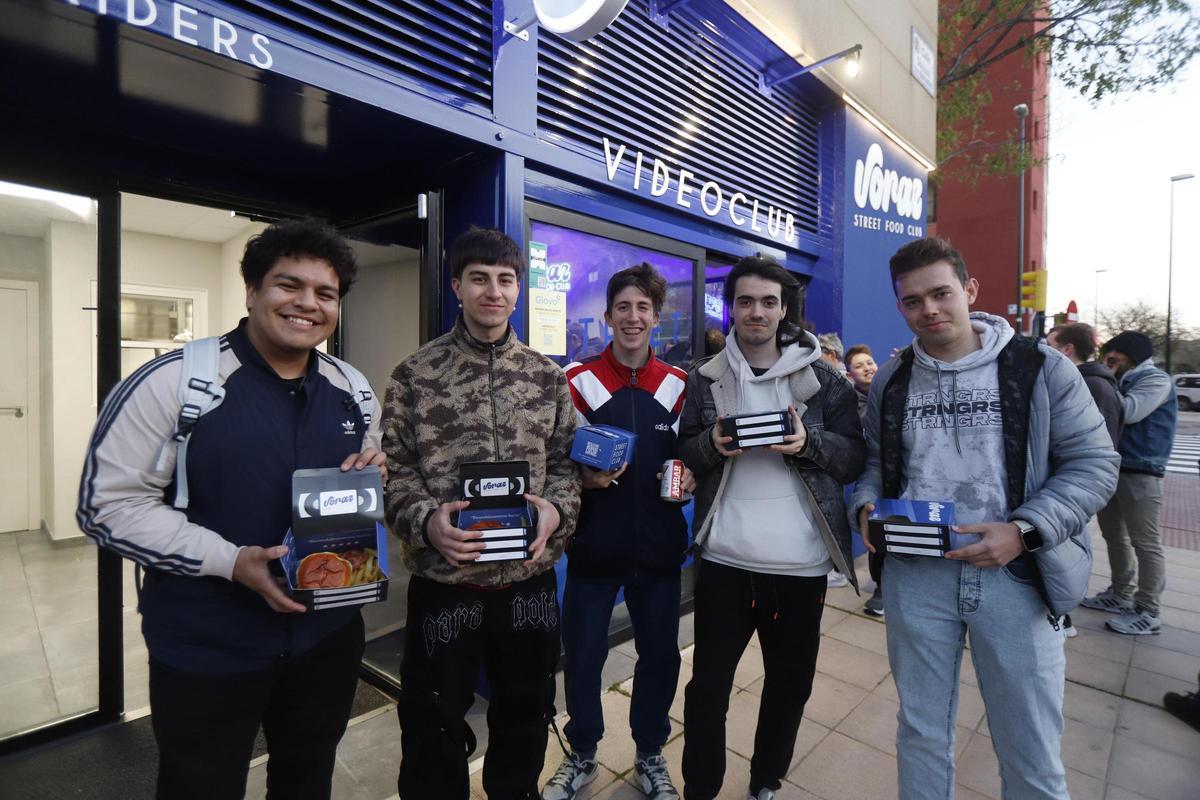 En imágenes | Abre en Voraz Steet Food en Zaragoza, un take away escondido en un videoclub