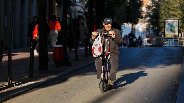 zentauroepp52281063 13 02 20 terrassa patinetes por la calle major patin200215184750