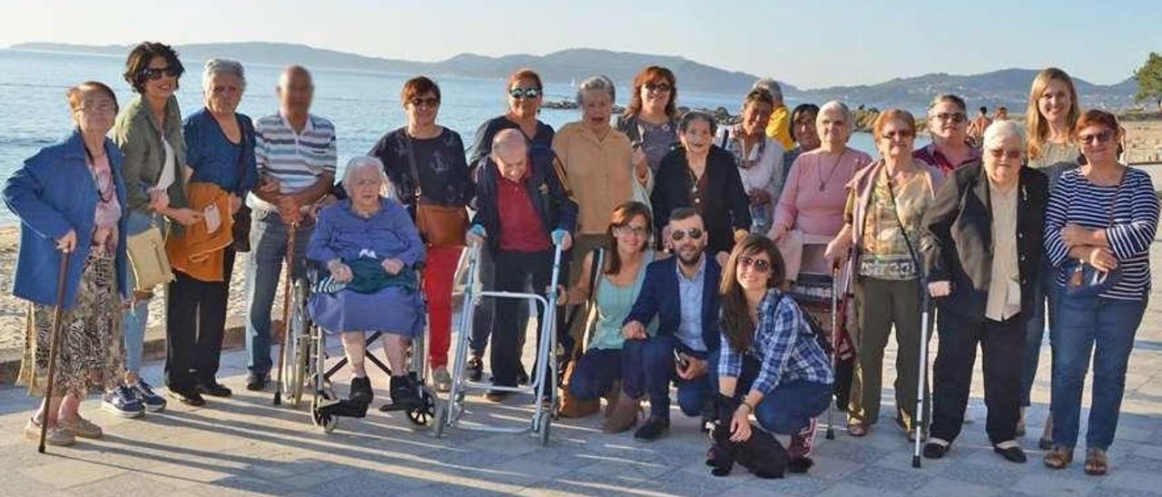 Mayores y voluntarios en una de las meriendas organizadas en la playa de Samil en verano. // FdV