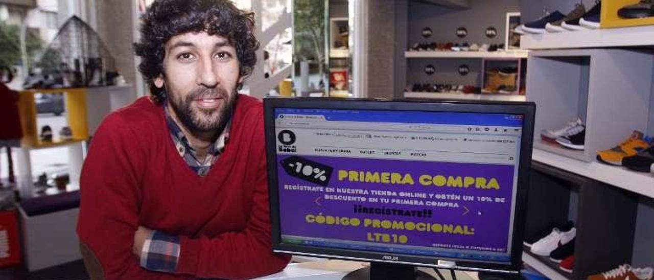 Carlos Blanco muestra la página web de su comercio. // Alba Villar