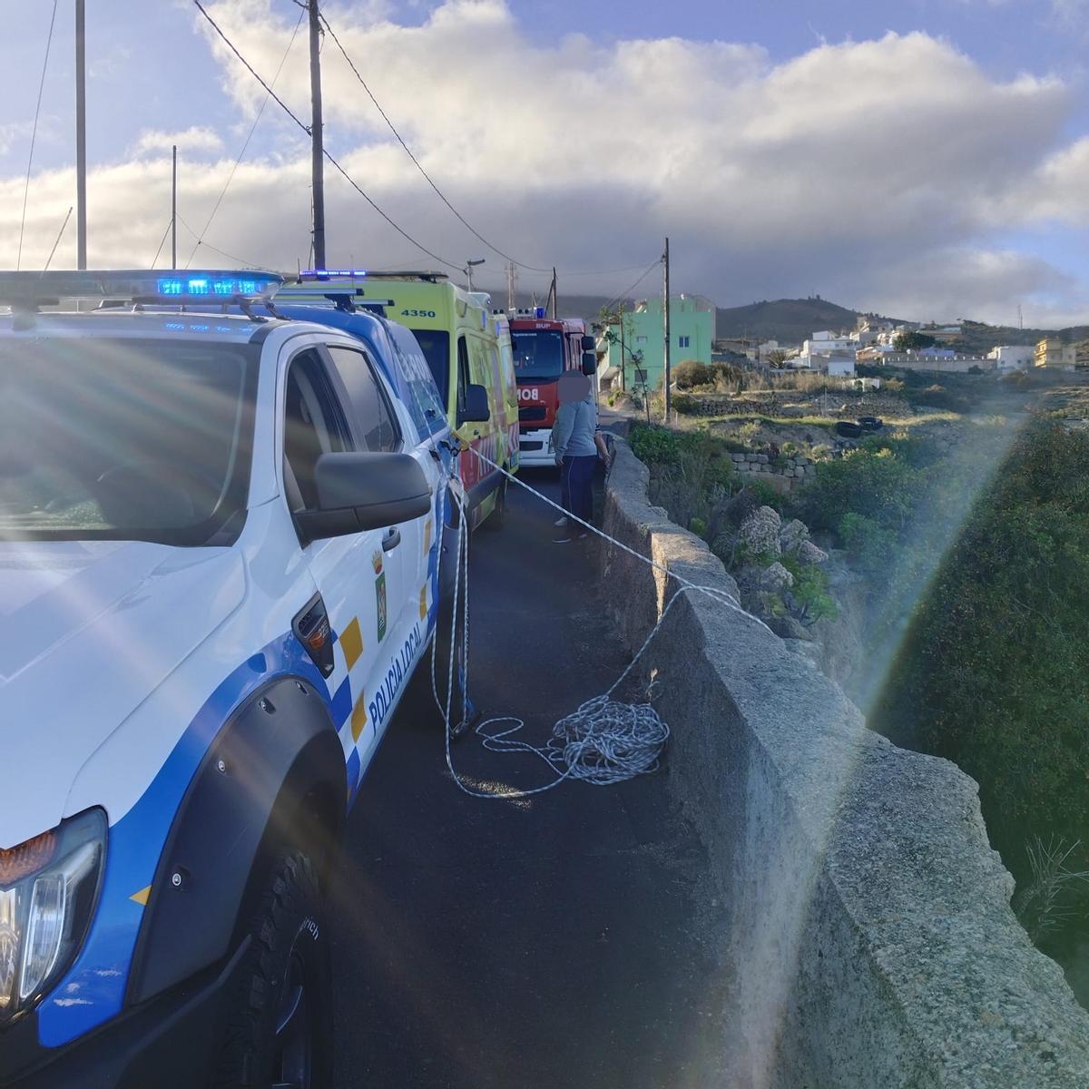 Medios de emergencias trabajando en el rescate