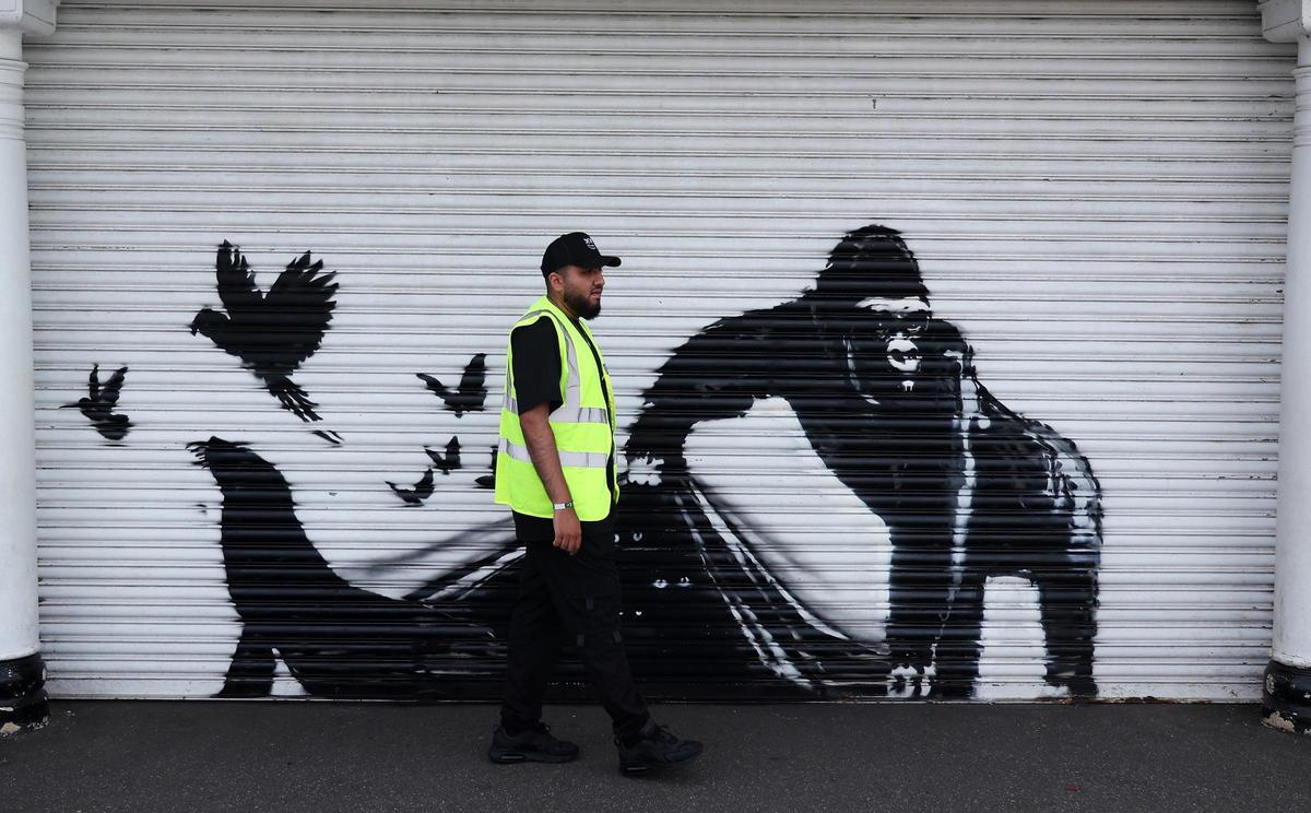 Un gorila, el noveno animal protagonista de la serie Zoo de Londres de Banksy