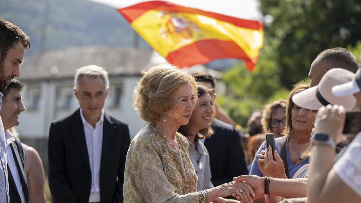 La reina Sofía saludando a los vecinos de Rubiá ante la mirada del alcalde del concello, Eliás Rodríguez