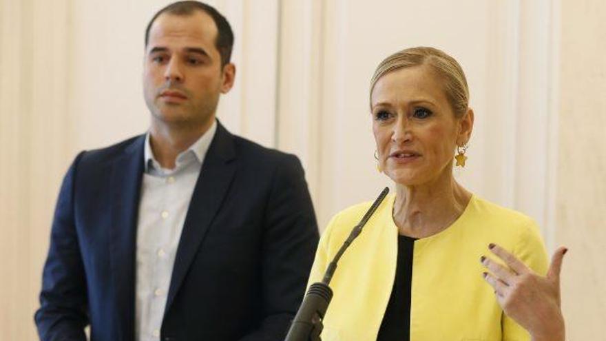 Cifuentes i Aguado quan van firmar l&#039;acord d&#039;investidura