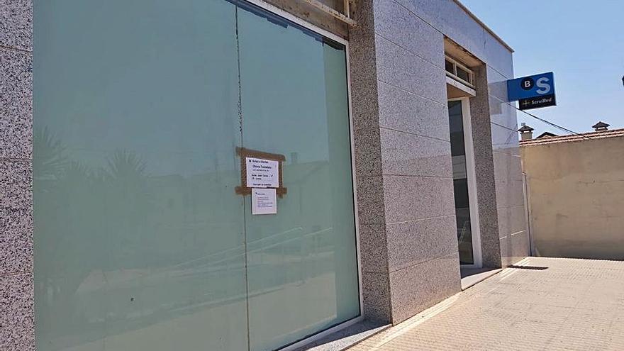 La oficina del Banco Sabadell con el cartel de cerrado. | F.G.