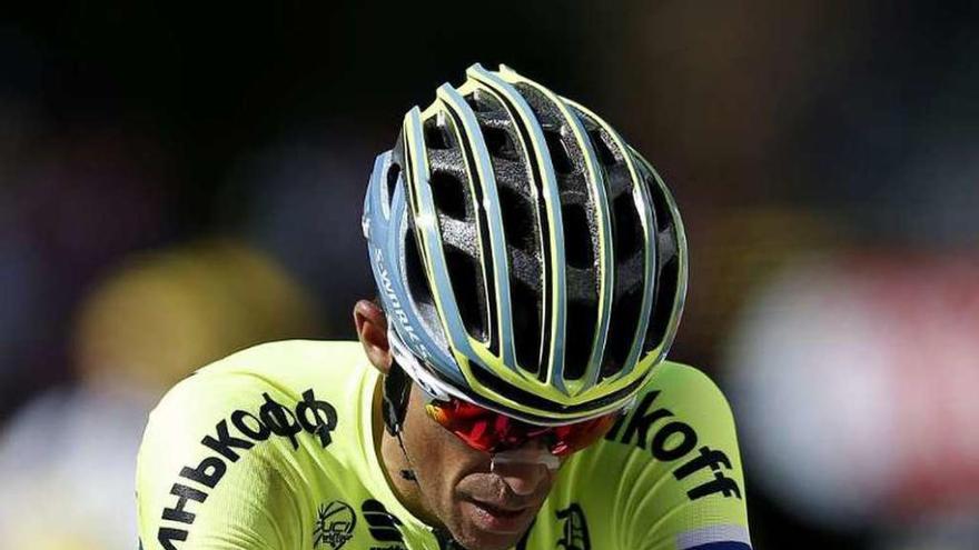 Alberto Contador, cabizbajo a su llegada a meta ayer. // Yoan Valat