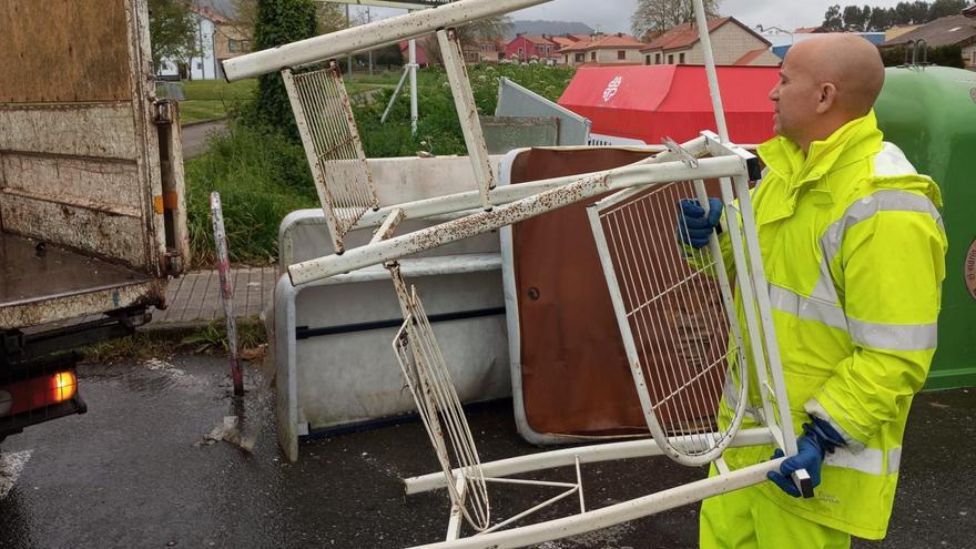 Recogida de voluminosos a cargo de Urbaser, en Vilagarcía, ayer.