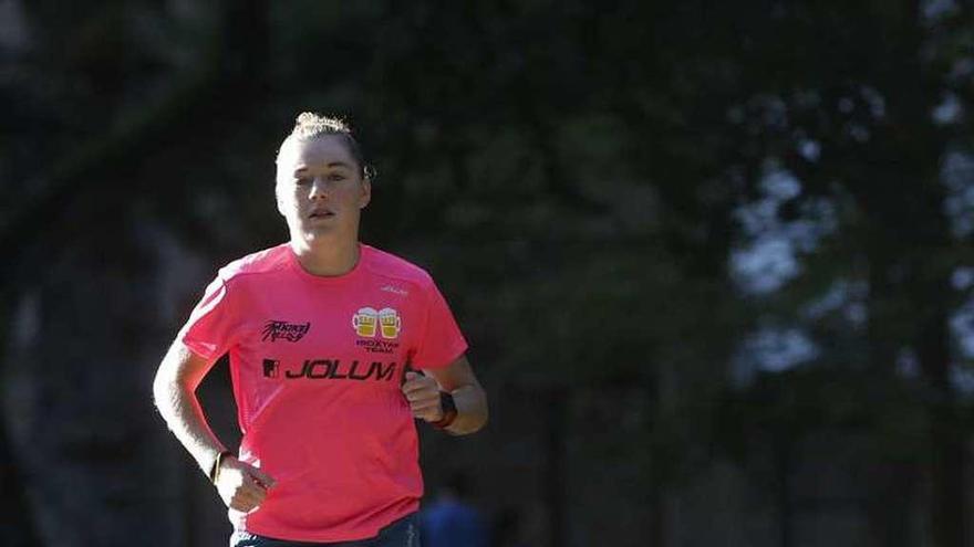 Paula Herrero, entrenando en el parque Ferrera de Avilés.