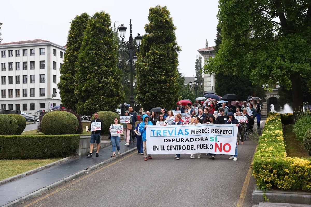 En imágenes: así fue la manifestación por las calles de Oviedo de los vecinos de Trevías que luchan por cambiar la depuradora de lugar En imágenes: así fue la manifestación por las calles de Oviedo de los vecinos de Trevías que luchan por cambiar la depuradora de lugar