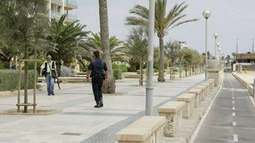 - Un artefacto de pequeño tamaño y escasa potencia ha hecho explosión en el restaurante La Rigoletta, en el Paseo del Portitxol, frente a la playa de Can Tere Antoni, en Palma de Mallorca, sin causar heridos. En la foto, agentes de las Fuerzas de Seguridad en la zona donde tuvo lugar la explosión, que había sido previamente desalojada.