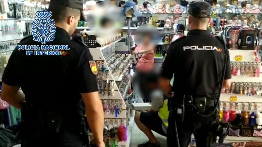 La Policía Nacional detiene a 13 personas e interviene más de 4.000 artículos falsificados en Benidorm