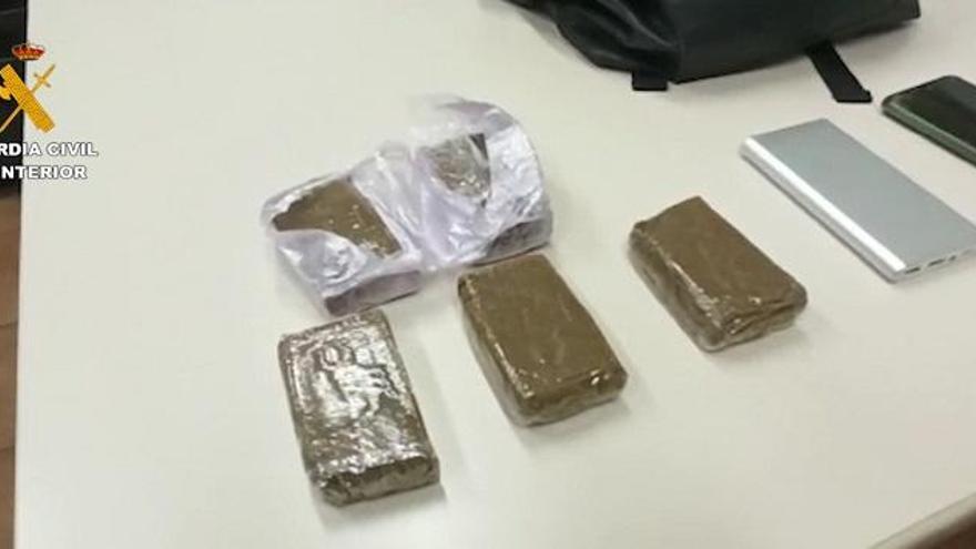 Dos detenidos en el muelle de Órzola cuando intentaban cruzar a La Graciosa con 600 gramos de hachís