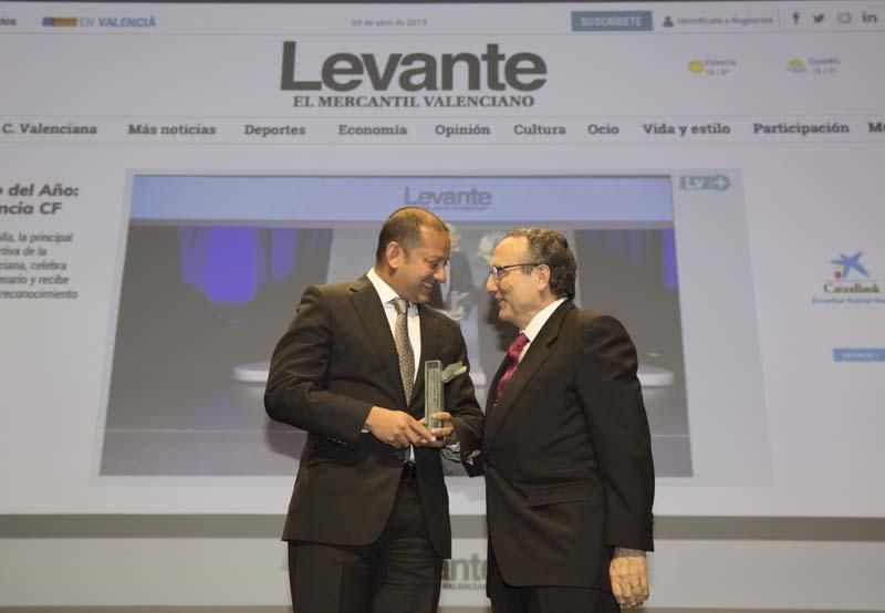 Anil Murthy, presidente del Valencia CF, recibe el Premio del Año de manos de Javier Moll, presidente de Prensa Ibérica