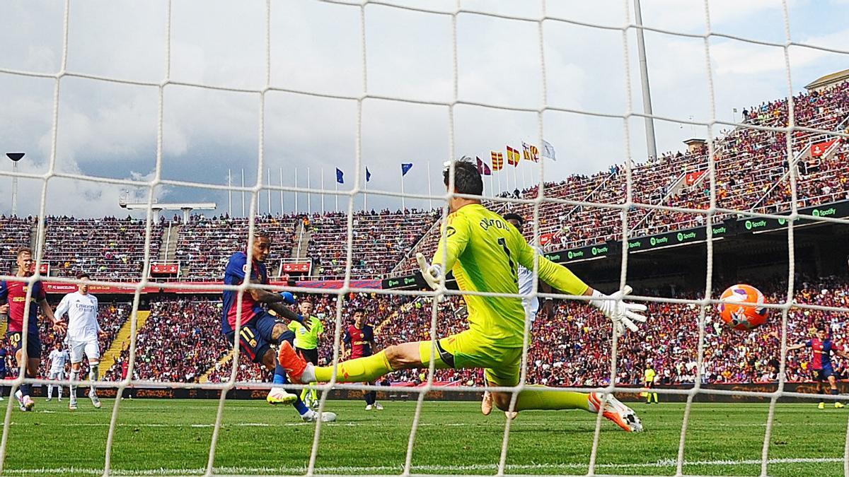 Raphinha supera a Courtois en el cuarto gol durante el duelo Barça-Madrid del domingo.