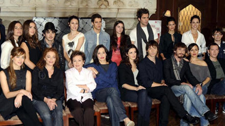 El elenco de actores de la serie.