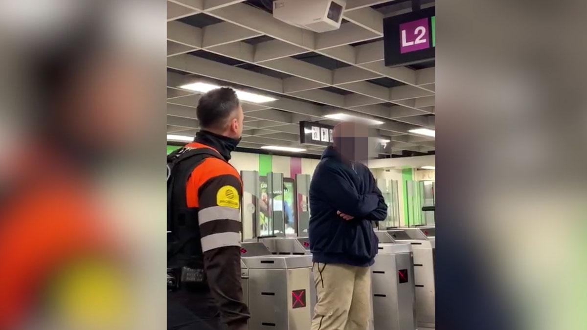 Pelea entre un pasajero y vigilantes del metro en la estación de Paral·lel, en Barcelona.