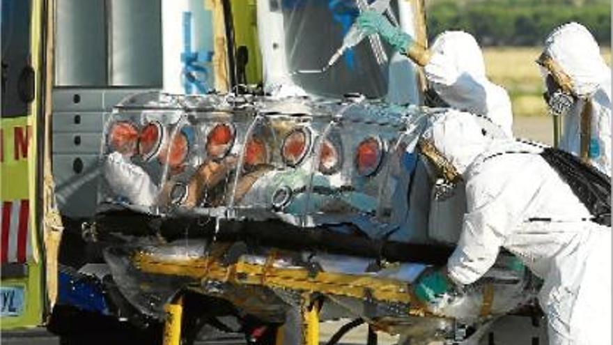 Pajares, dins la bombolla, en el moment de passar de l&#039;avió a l&#039;ambulància que el va portar a l&#039;hospital