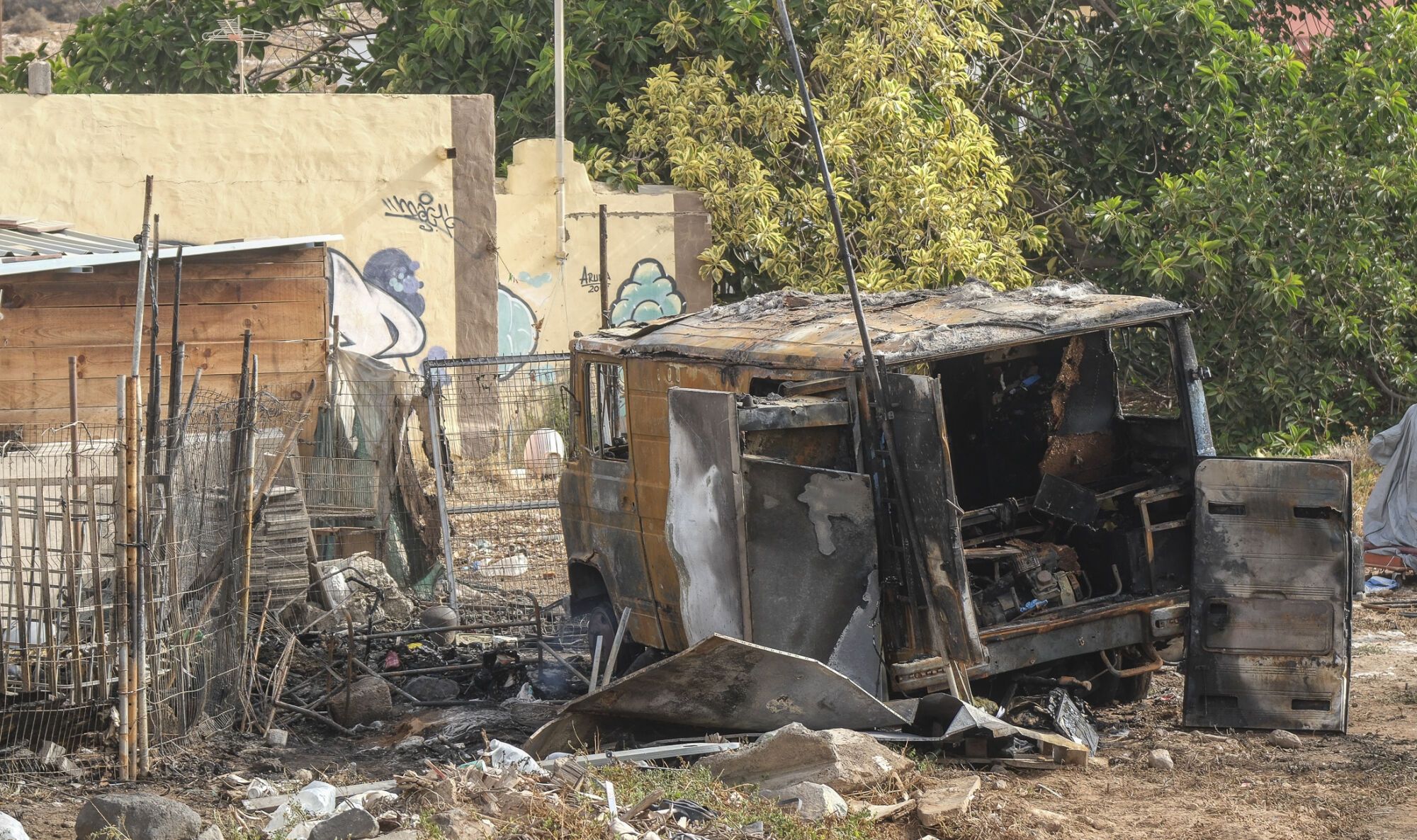 Encuentran un cadáver calcinado en un furgón tras un incendio en Ojos de Garza