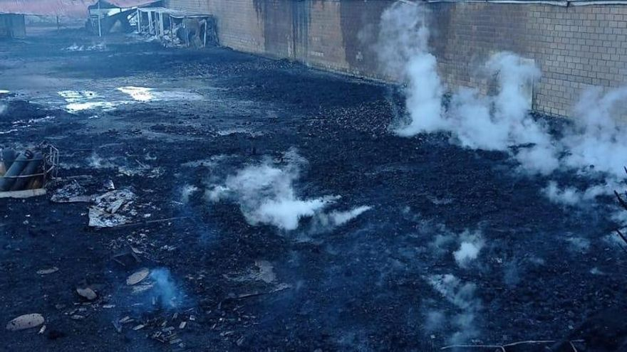 Los bomberos logran estabilizar el incendio de palés en el Polígono del Valle de Güímar