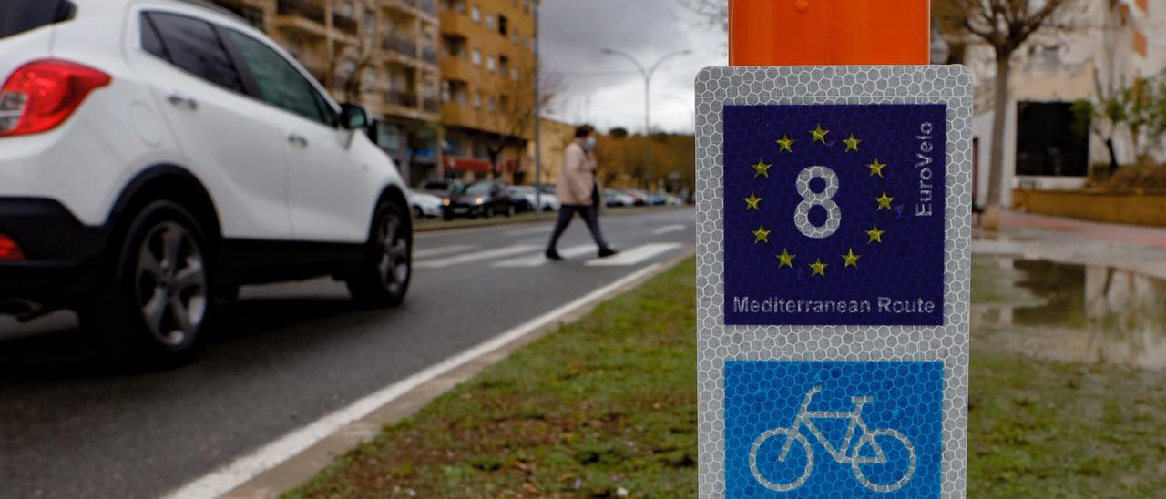 Señalización instalada en Ibi de la ruta ciclista europea Eurovelo-8.