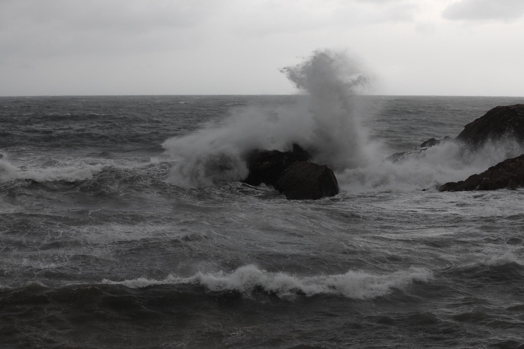 EN IMÁGENES: Olas de más de 7 metros y fuertes vientos al paso de la primera borrasca del otoño en Asturias