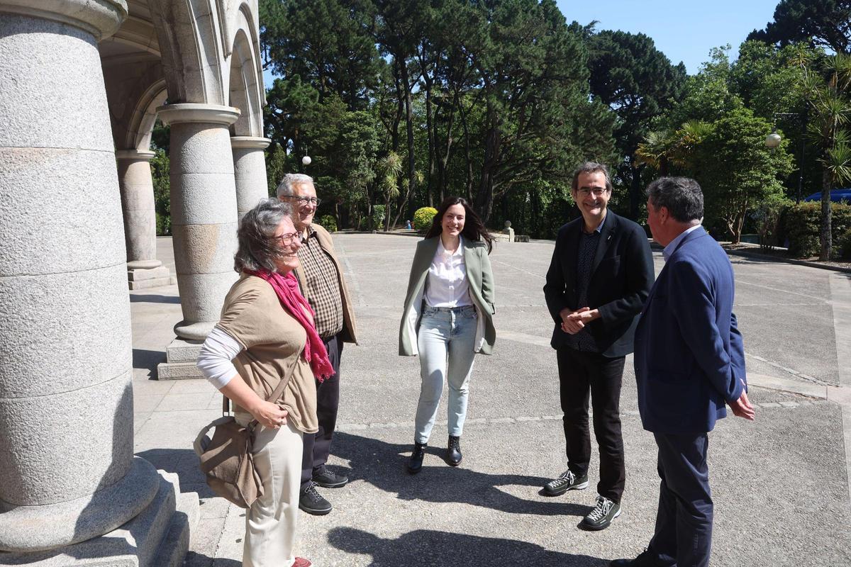 Responsables de los museos charlan en la explanada de la Casa das Ciencias