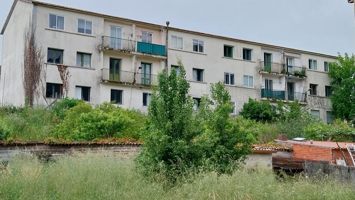 Los bloques de las viviendas para docentes del colegio de A Pedra, en Bueu.