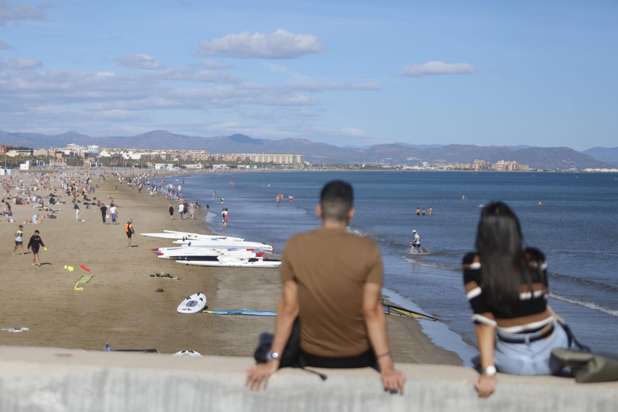 Los valencianos llenan playas y parques con las temperaturas estivales a las puertas de noviembre