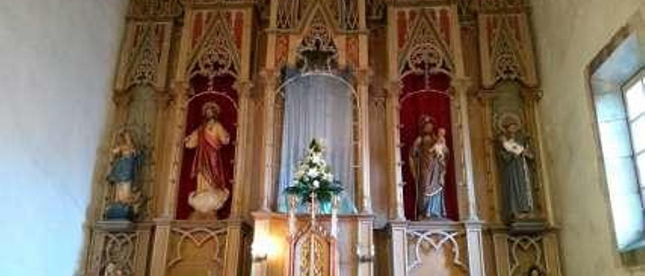 Detalles del altar mayor y de humedades en el interior del templo.  // AVN