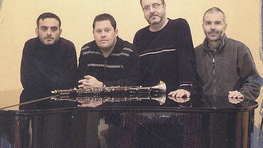 Jordi Paulí Quartet
La totalitat de les peces han estat compostes pels quatre integrans del grup, Joan Moliner, Santi Escura, Kike Colmenar i Jordi Paulí. Núria Feliu hi aporta la veu en el tema Tradicions.