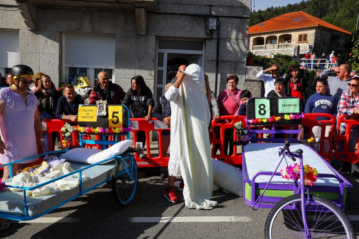 "Os Rompecolchóns 2.0" se impone en una carrera de camas de Meaño que deja espectaculares imágenes