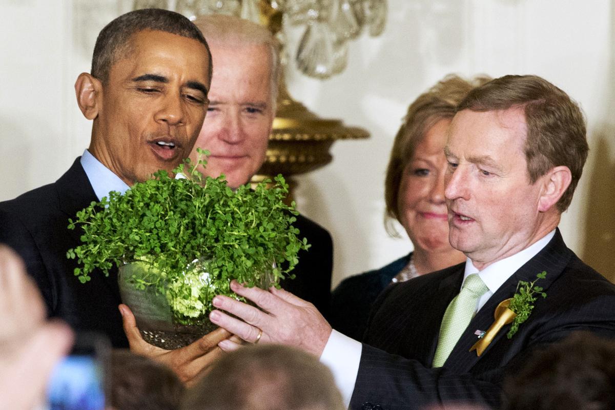  Barack Obama sostiene una maceta de tréboles, junto al primer ministro de Irlanda, Enda Kenny, en la recepción en honor del Día de San Patricio, el martes en la Casa Blanca.