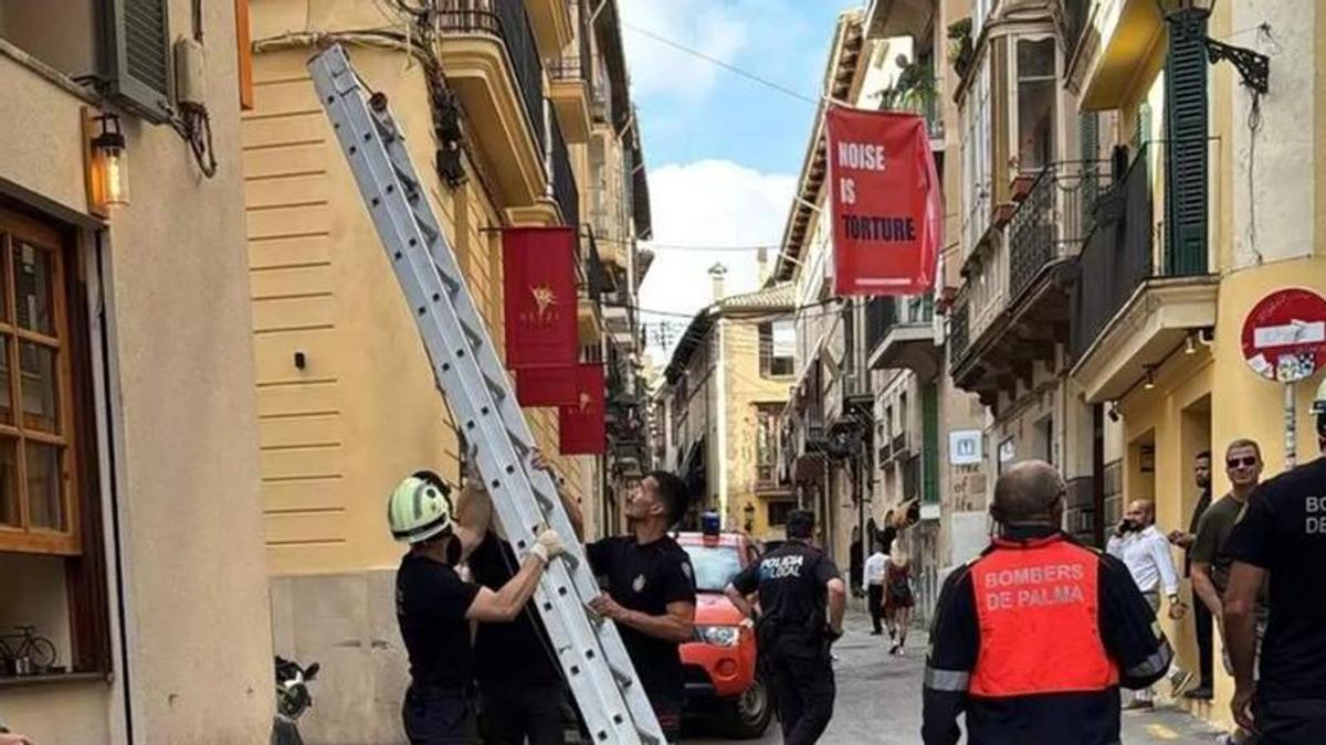 Intervención de los Bomberos a instancias de la Policía Local en junio para retirar los carteles.