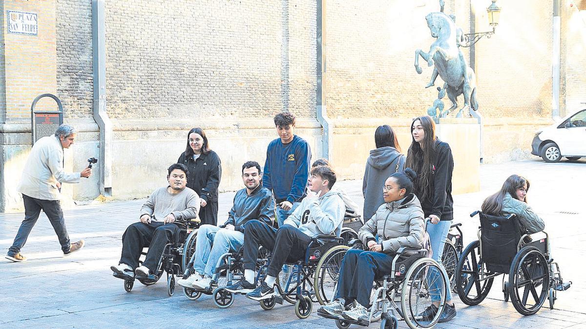 Estudiantes de Turismo experimentaron este septiembre en Zaragoza con una ruta turística en silla de ruedas para ponerse en la piel de los viajeros con movilidad reducida