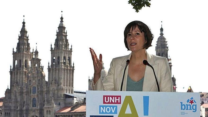 Ana Pontón, ayer, en Santiago, con la catedral al fondo.