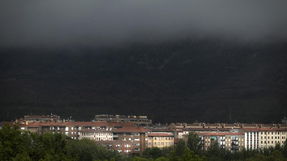 Tiempo adverso en Pamplona, a causa de la llegada de la DANA.