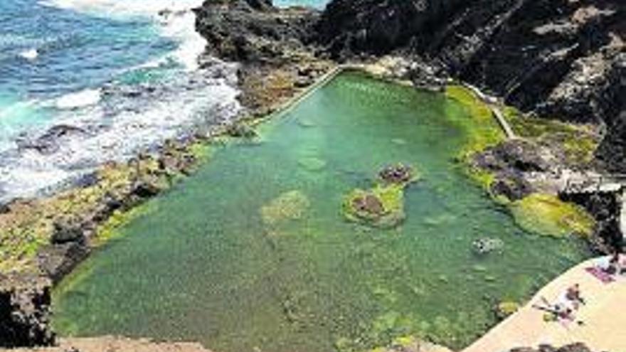 Gran Canaria. Charco de la Furnia. Situado en el frente costero en el núcleo de la Furnia orientado a norte, es una gran charco mixto ovalado. Tiene un sendero de acceso en escalera , siendo uno de los charcos más importantes de la costa de Gáldar, funcionando tanto a bajamar como a pleamar. Con rocas intermedias y fondo irregular dispone de una zona solarium. 