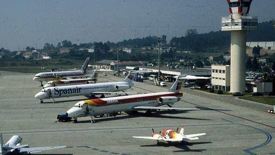 Aviones de Iberia, Spanair y Air Europa junto a la torre y la terminal que se inauguraron a finales de esa década. // Magar