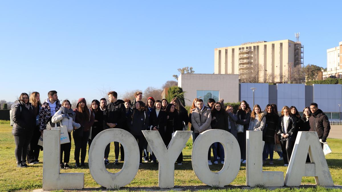Grupo de estudiantes internacionales en las instalaciones de Loyola en Córdoba.