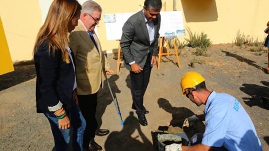 El alcalde Paco González, ayer en el inicio de las obras en Mogán playa.