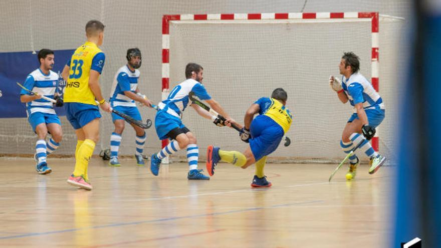 Una acción de juego en el partido de ayer que enfrentó a la UD Taburiente -amarillos- frente al CH Las Rozas -blanquiazules-.