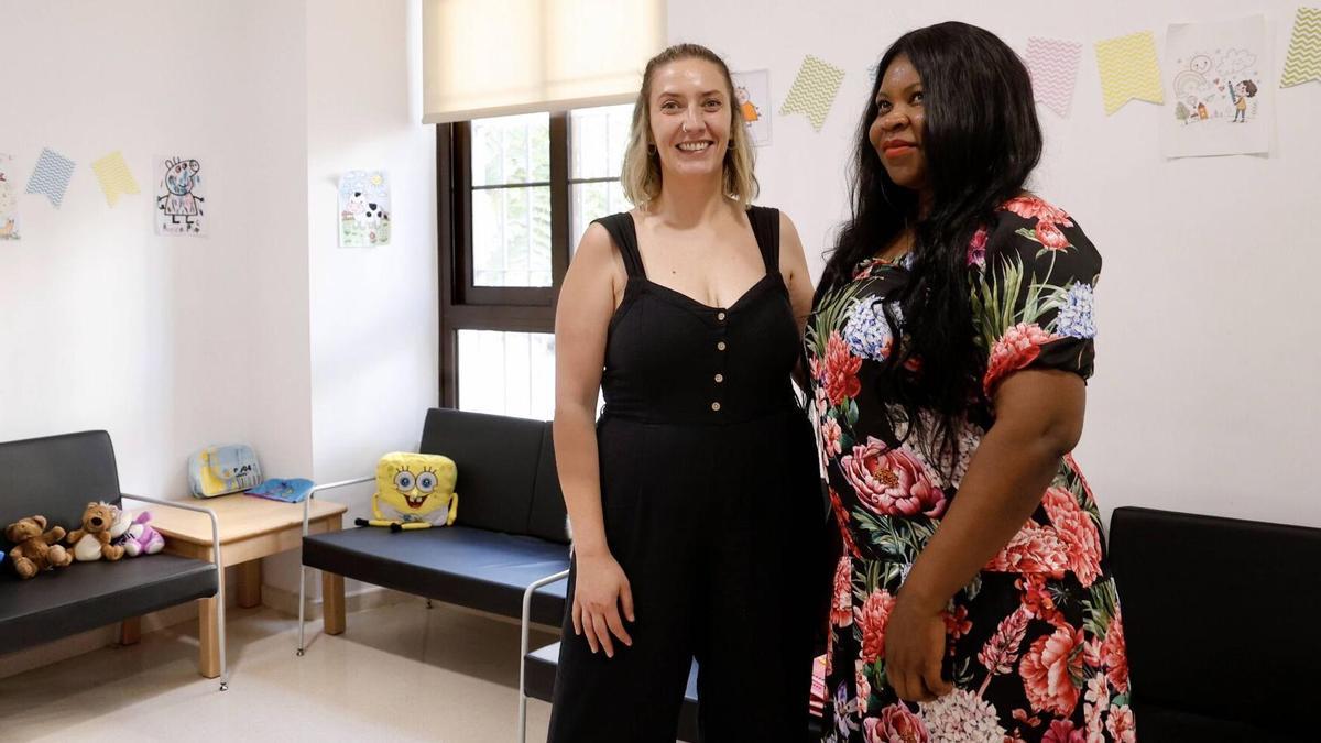A la derecha, Becky, con Isabel Lozano, directora del centro de emergencia habitacional de Córdoba.