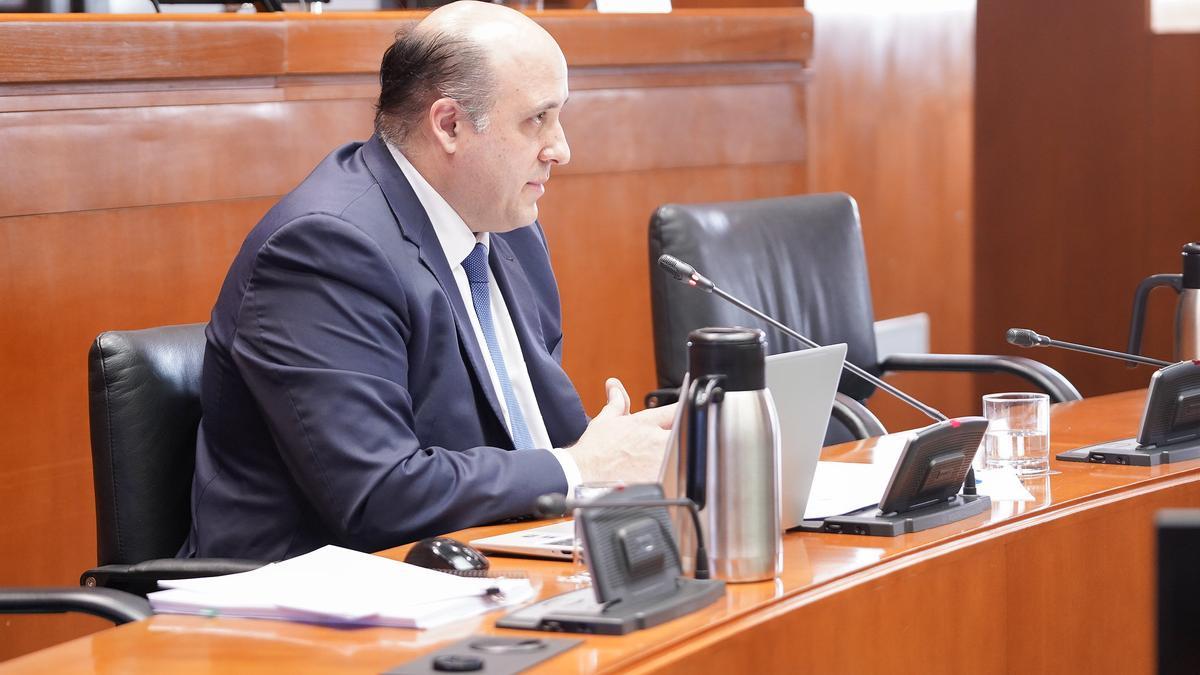 El presidente de la Cámara de Cuentas de Aragón, Jesús María Royo, en las Cortes.