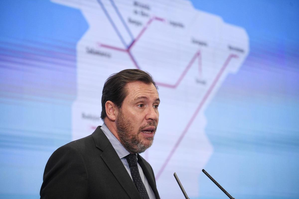 Archivo - El ministro de Transportes y Movilidad Sostenible, Óscar Puente, comparece ante los medios de comunicación para trasladar información sobre actuaciones de servicio público ferroviario