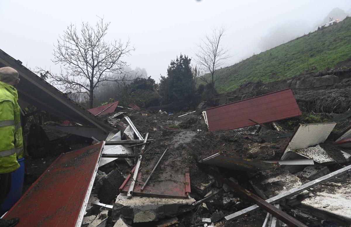 Un desprendimiento en la Autovía do Morrazo sepulta una vivienda en Moaña y deja un vecino herido
