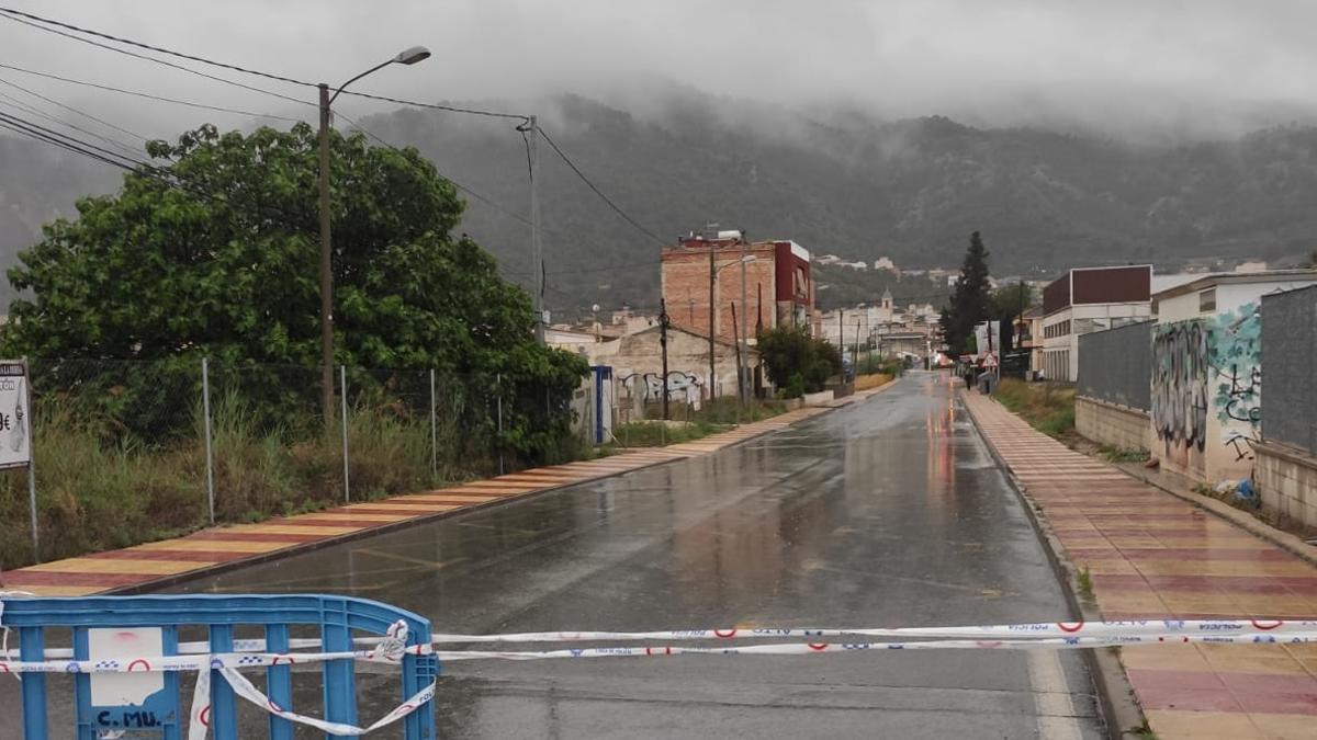 Carretera cortada entre Algezares y la Costera Sur, en Murcia.