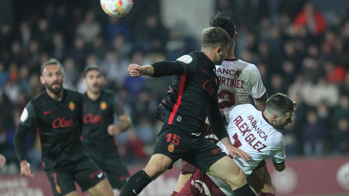 Maffeo disputa el balón con un rival, ayer en Pontevedra.