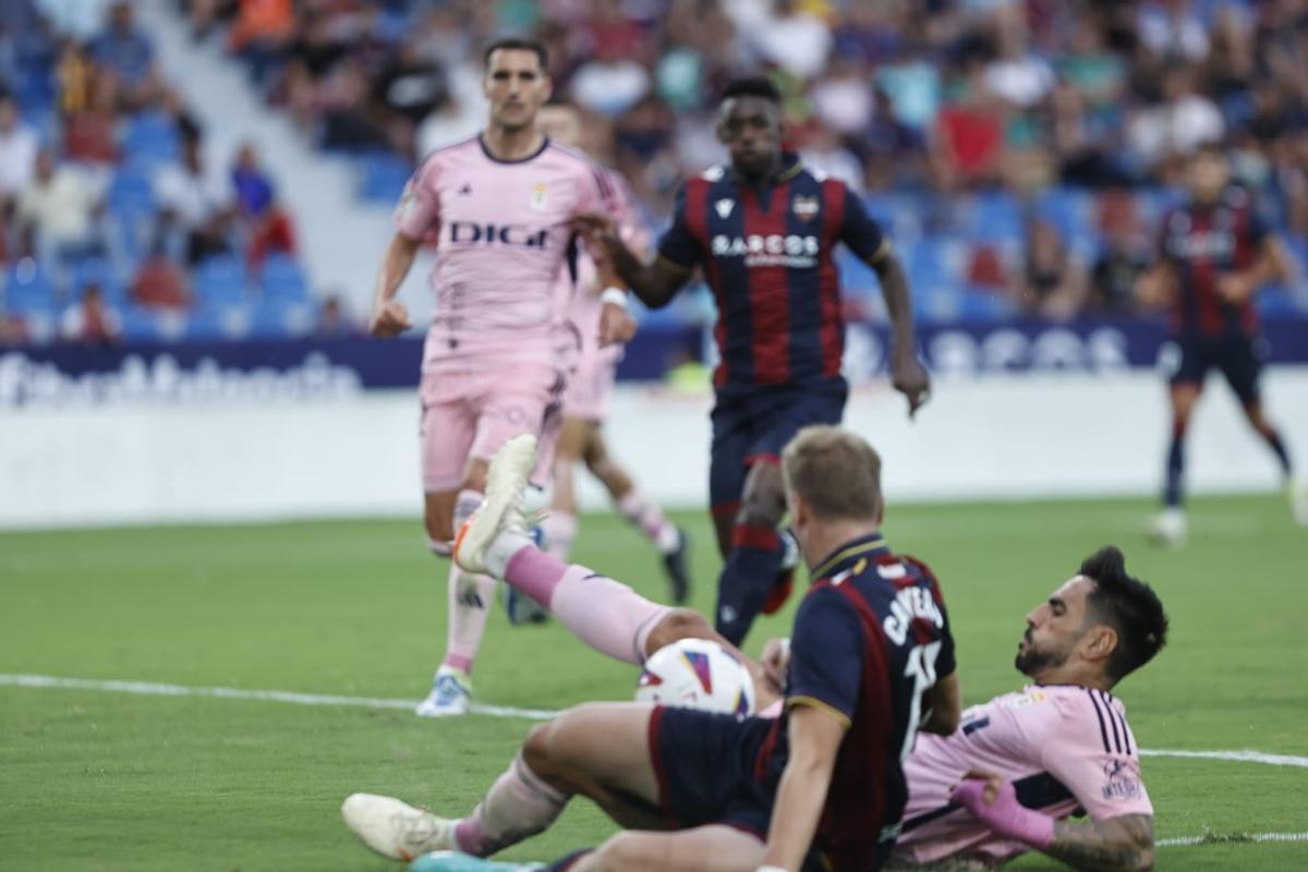 Cantero pelea una pelota durante el Levante - Oviedo