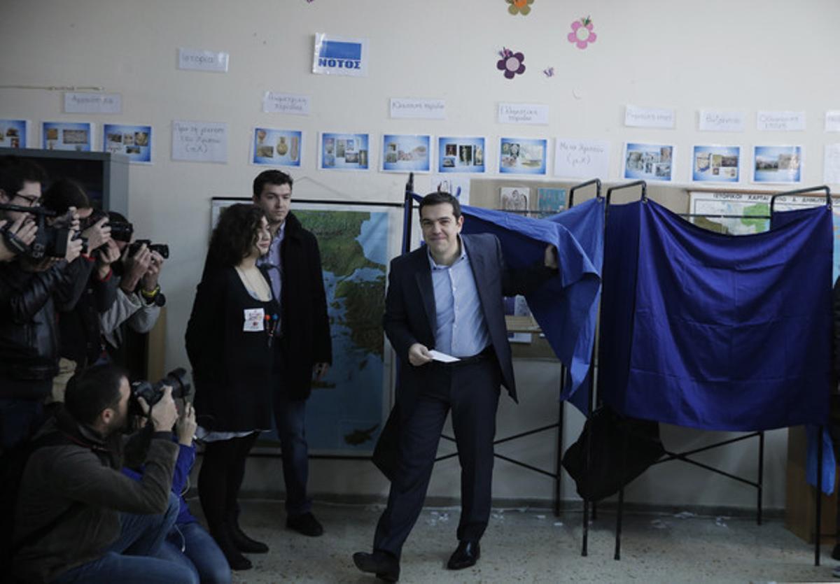 Alexis Tsipras tras depositar su voto.